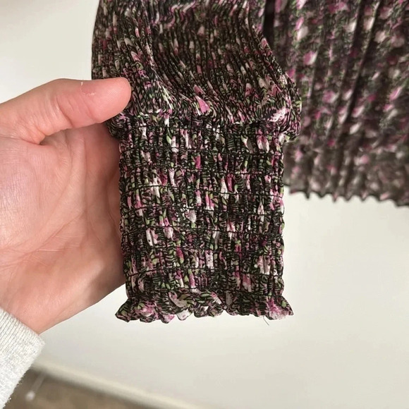 Cabi floral print long sleeve smocked Pleated Blouse size small - Picture 6 of 9